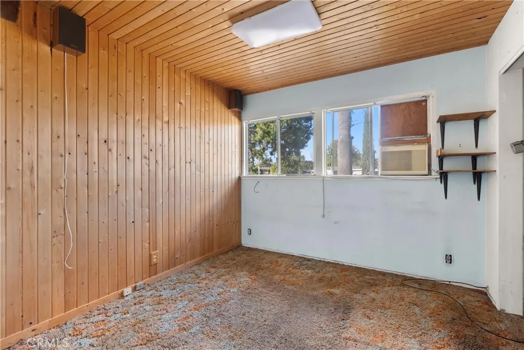18928 Victory Boulevard, Tarzana, California 91335 home-pic-16