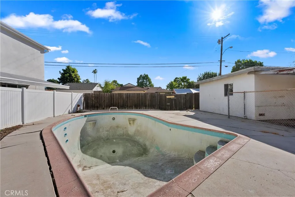 18928 Victory Boulevard, Tarzana, California 91335 home-pic-32