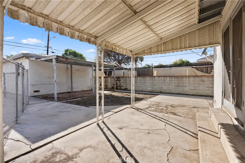 18928 Victory Boulevard, Tarzana, California 91335 home-pic-28