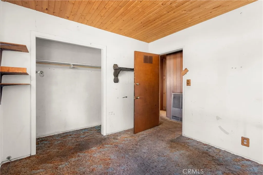 18928 Victory Boulevard, Tarzana, California 91335 home-pic-17