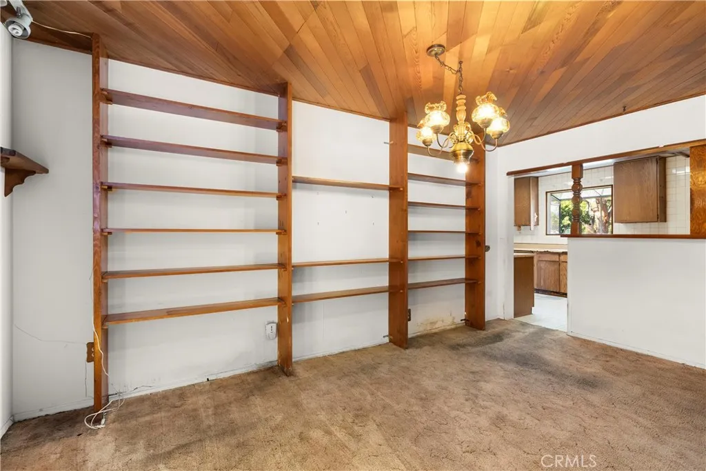 18928 Victory Boulevard, Tarzana, California 91335 home-pic-9