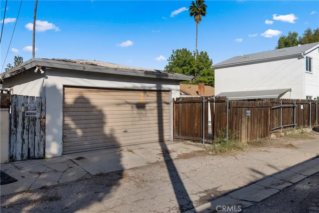 18928 Victory Boulevard, Tarzana, California 91335 home-pic-39