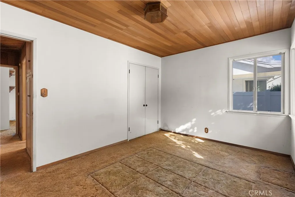 18928 Victory Boulevard, Tarzana, California 91335 home-pic-25