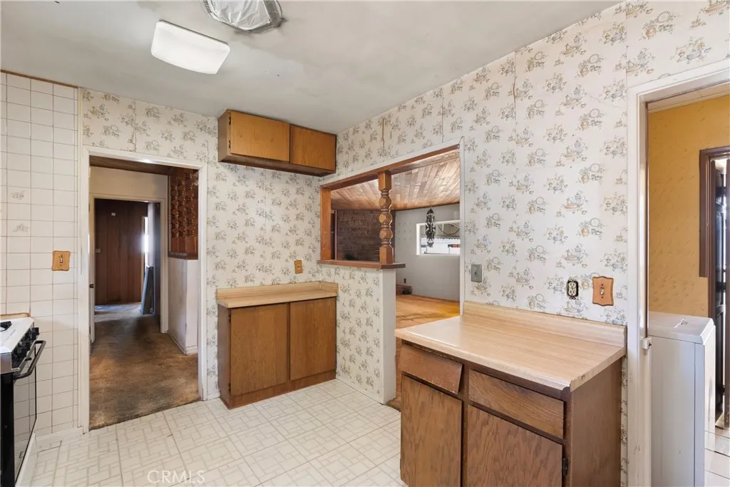 18928 Victory Boulevard, Tarzana, California 91335 home-pic-13