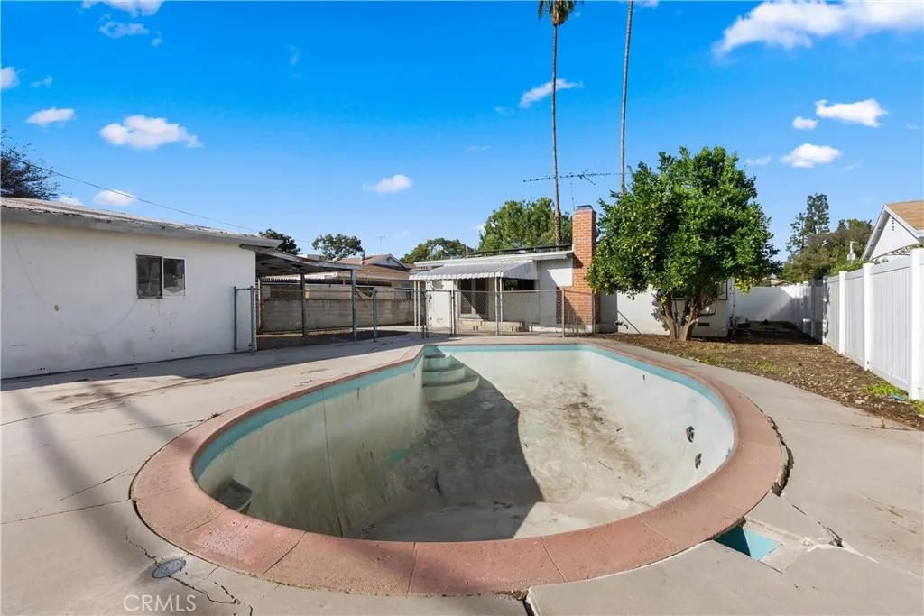 18928 Victory Boulevard, Tarzana, California 91335 home-pic-33
