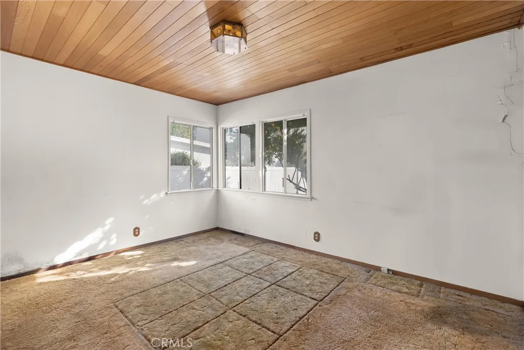 18928 Victory Boulevard, Tarzana, California 91335 home-pic-24