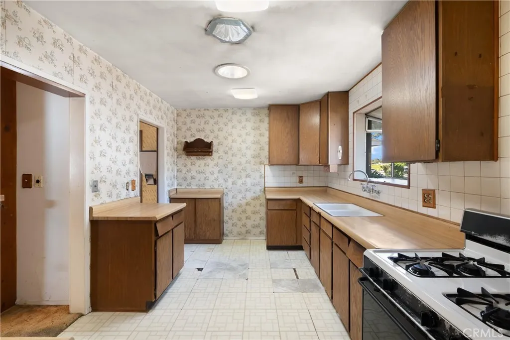 18928 Victory Boulevard, Tarzana, California 91335 home-pic-12