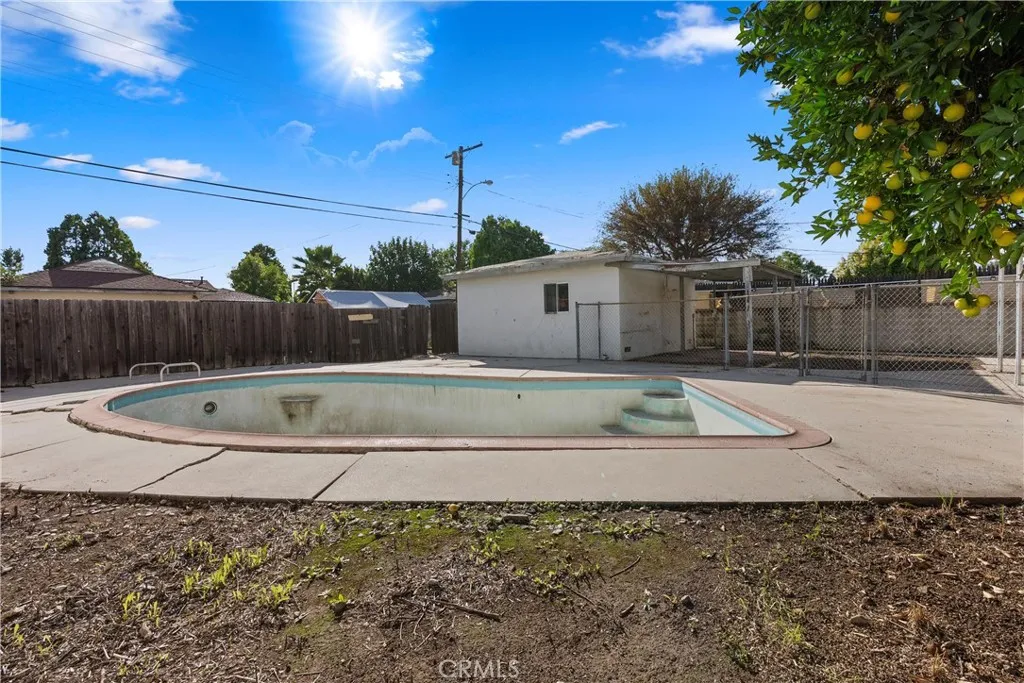 18928 Victory Boulevard, Tarzana, California 91335 home-pic-34