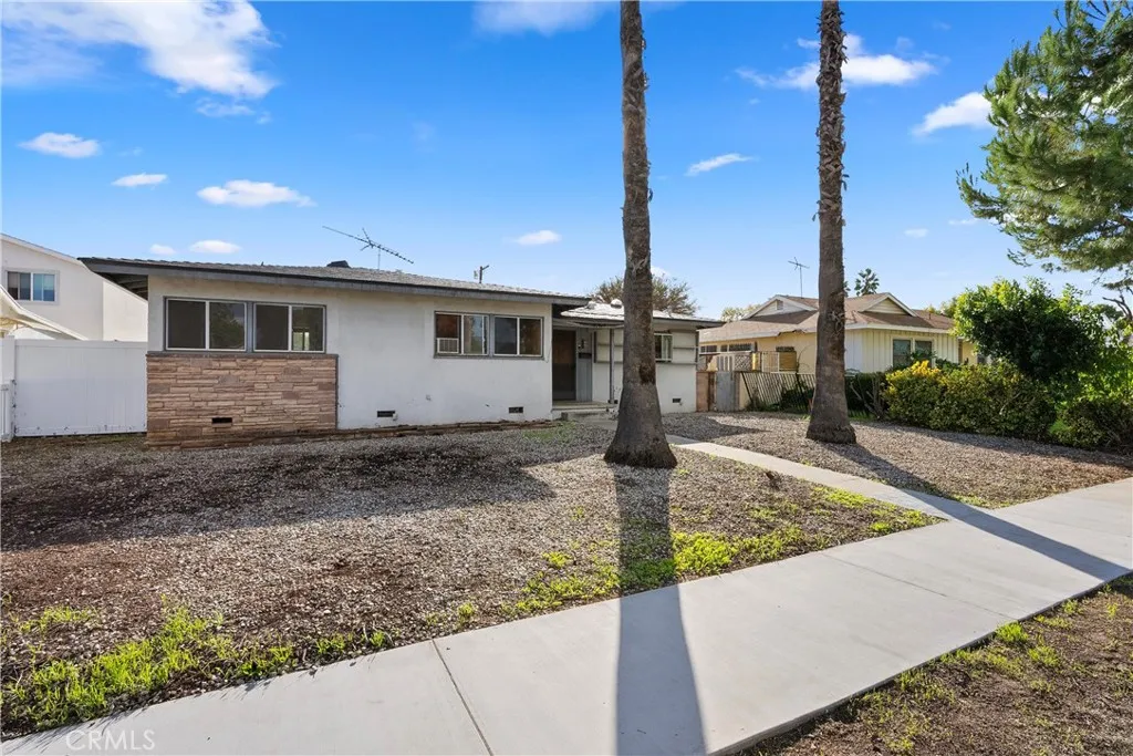 18928 Victory Boulevard, Tarzana, California 91335 home-pic-2