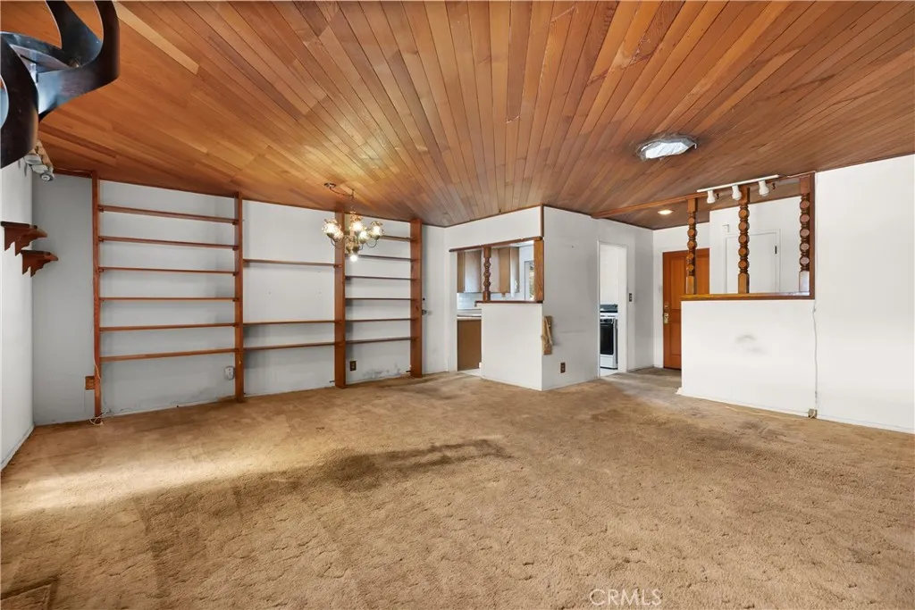 18928 Victory Boulevard, Tarzana, California 91335 home-pic-8