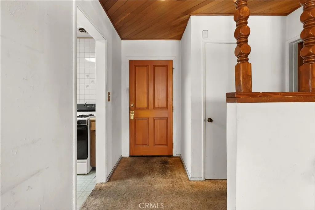18928 Victory Boulevard, Tarzana, California 91335 home-pic-4