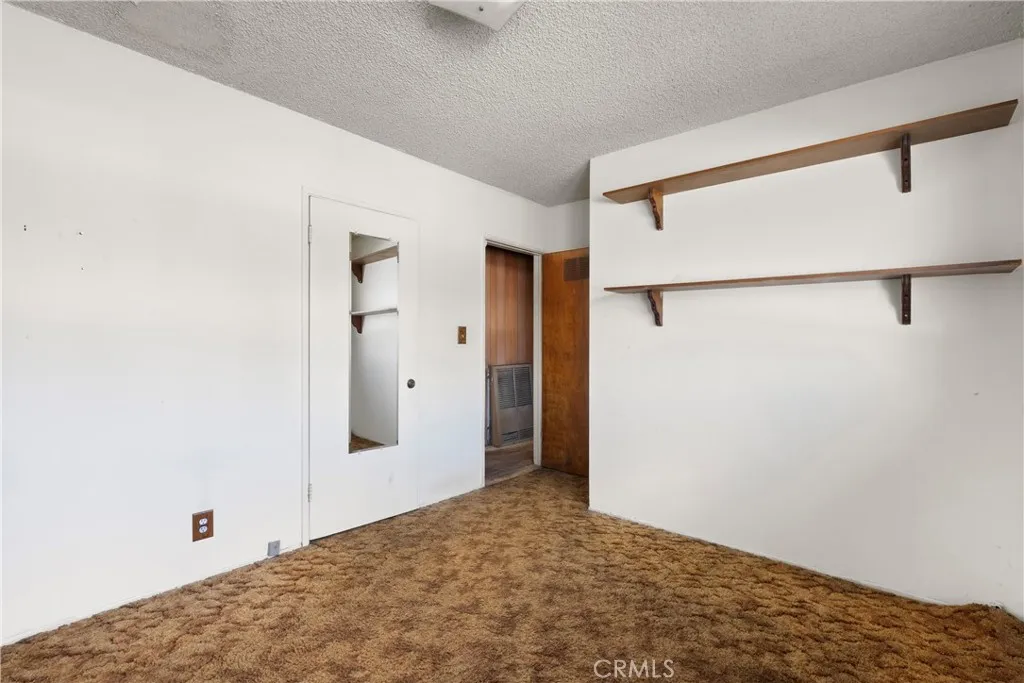 18928 Victory Boulevard, Tarzana, California 91335 home-pic-19