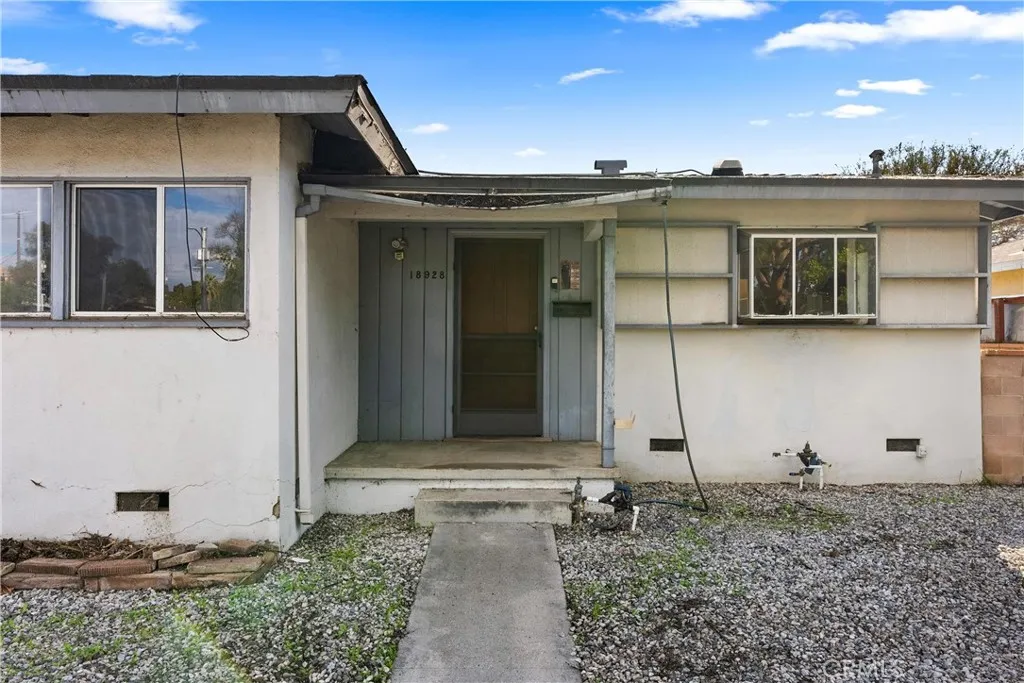18928 Victory Boulevard, Tarzana, California 91335 home-pic-3