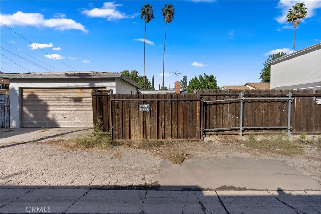 18928 Victory Boulevard, Tarzana, California 91335 home-pic-38