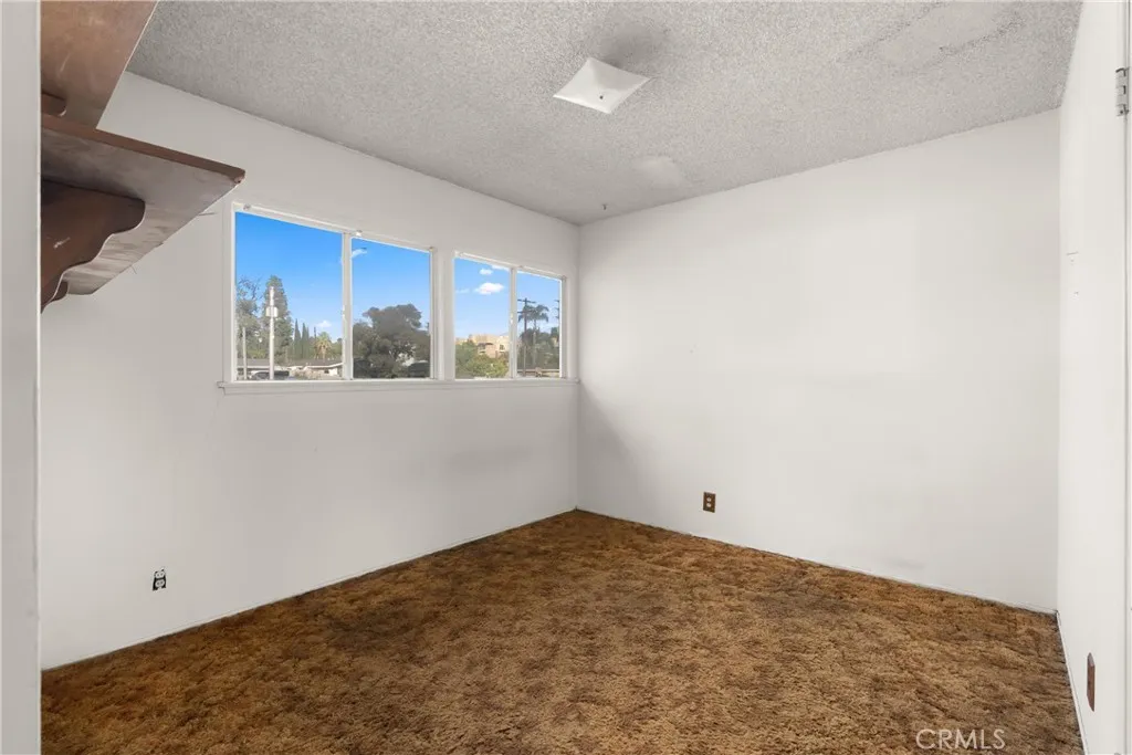 18928 Victory Boulevard, Tarzana, California 91335 home-pic-18