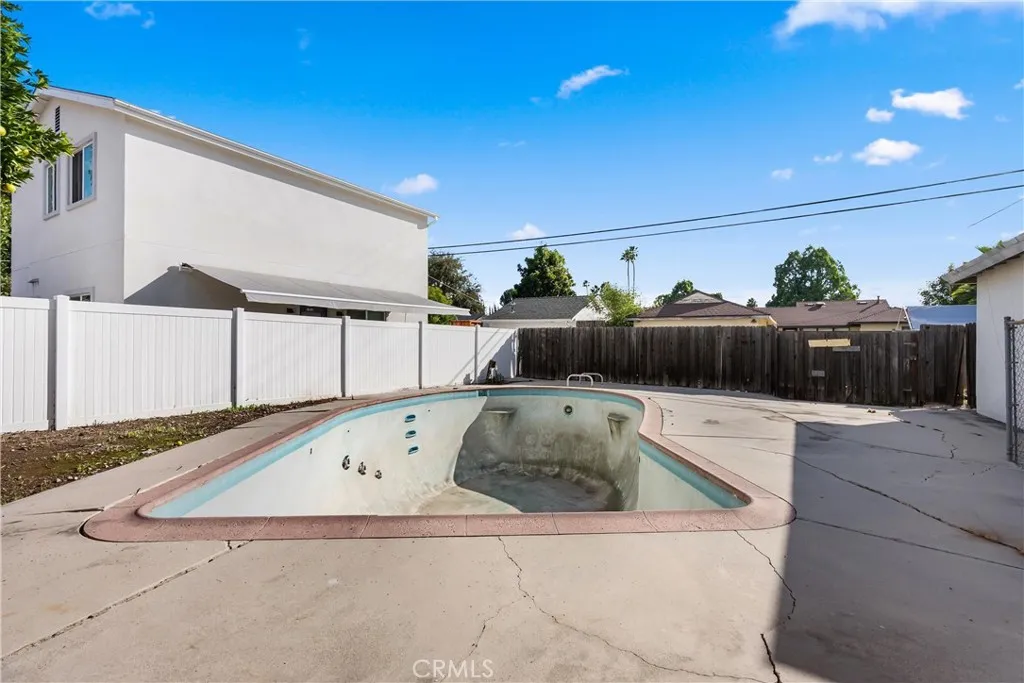 18928 Victory Boulevard, Tarzana, California 91335 home-pic-31