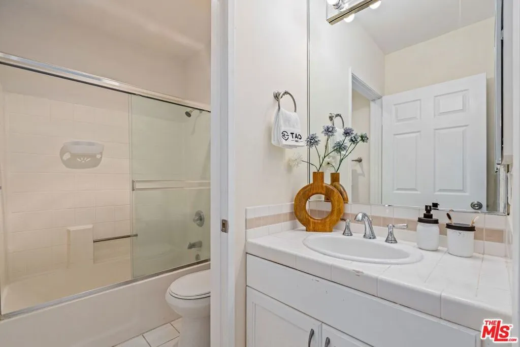 102 N Sweetzer Avenue 106, Los Angeles, California 90048 home-pic-18