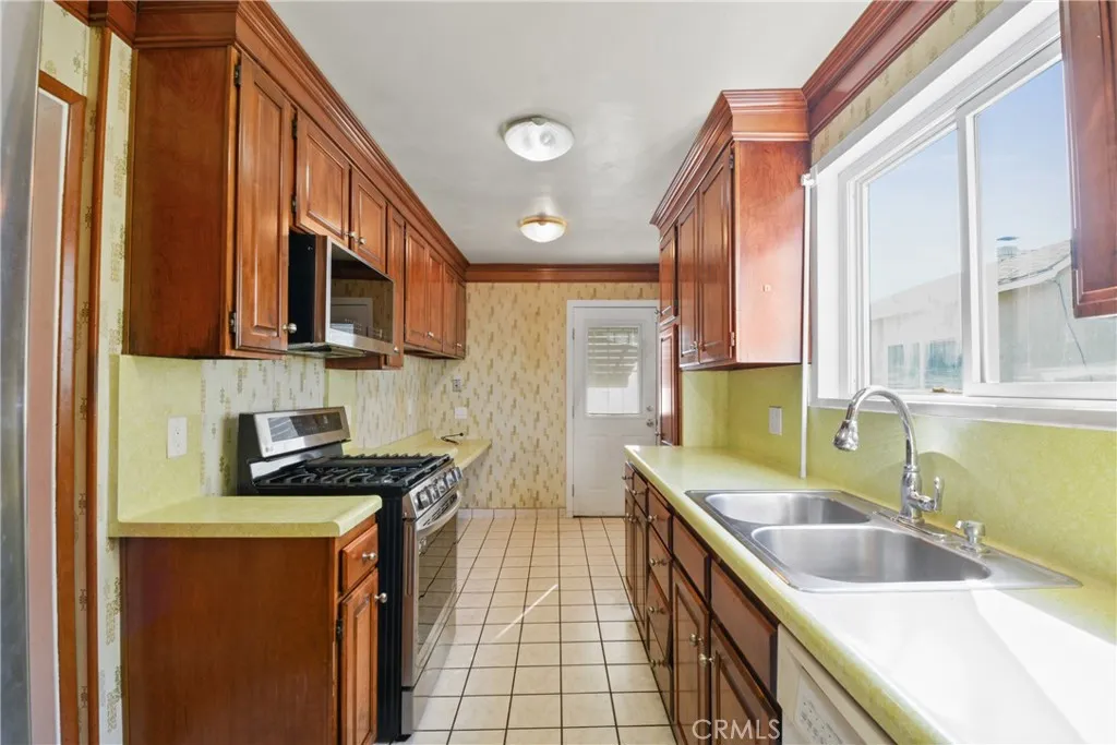 2202 W 153rd Street, Compton, California 90220 home-pic-9