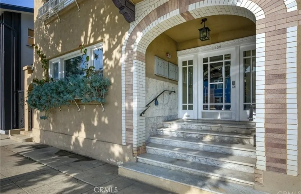 1109 E 1st, Long Beach, California 90802 home-pic-1