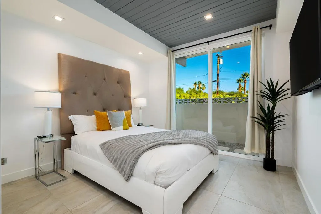 623 W Regal Drive, Palm Springs, California 92262 home-pic-26