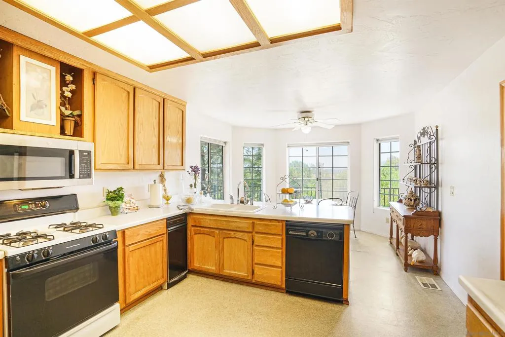 995 Laky Ln, Ramona, California 92065 home-pic-28