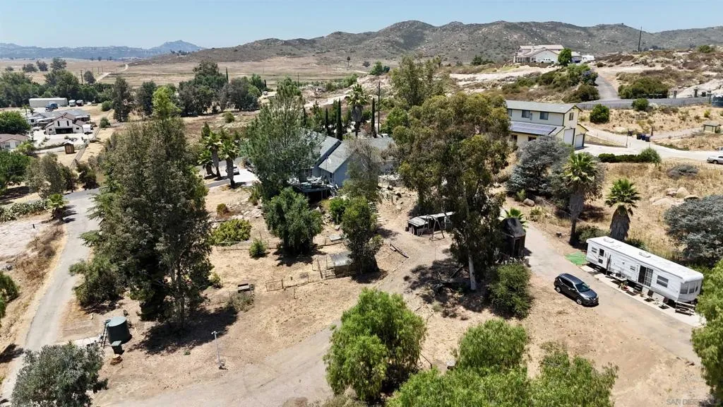 995 Laky Ln, Ramona, California 92065 home-pic-2