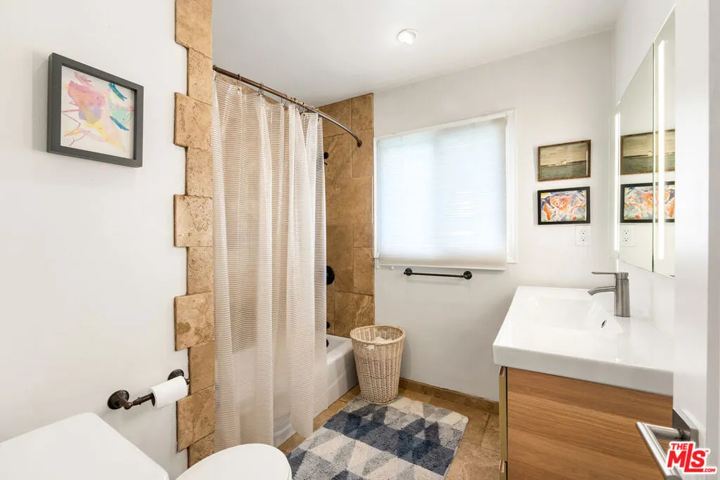 2316 Laurelmont Place, Los Angeles, California 90046 home-pic-16
