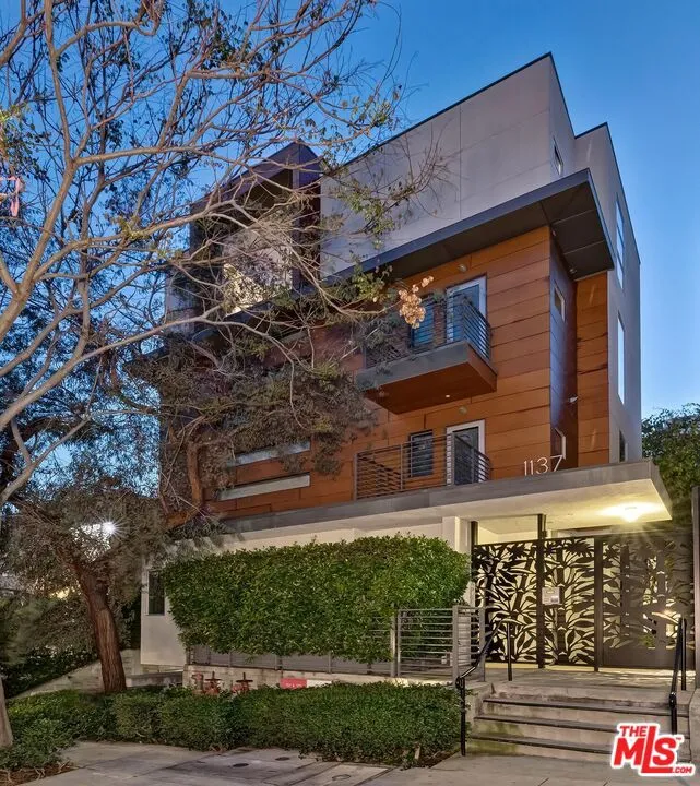 1137 Hacienda Place 104, West Hollywood, California 90069 home-pic-2
