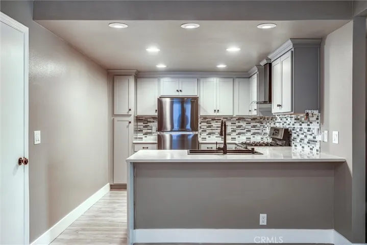 Kitchen & breakfast bar