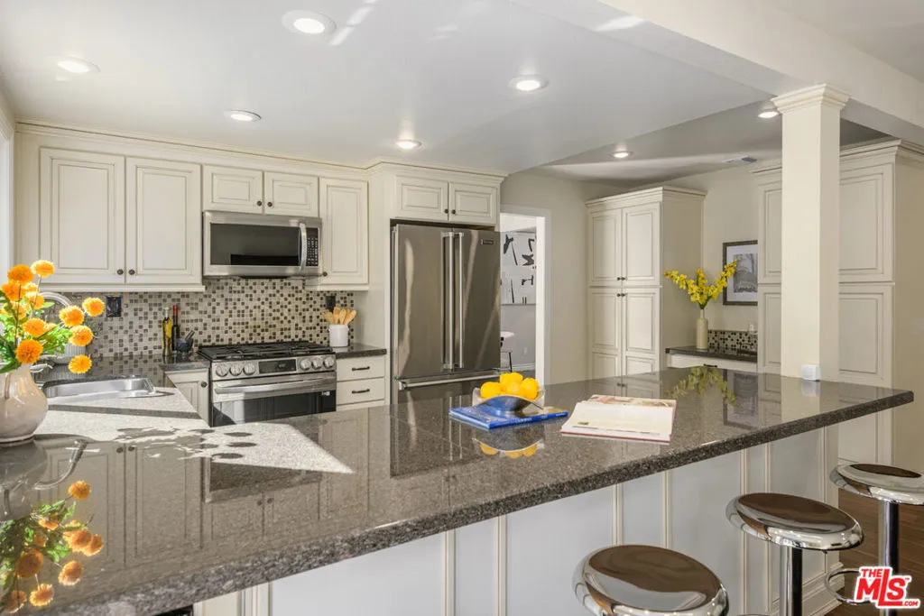 6652 Buttonwood Avenue, Oak Park, California 91377 home-pic-12