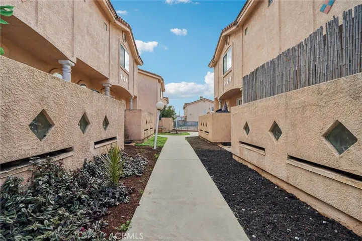 15928 Hunsaker 7, Paramount, California 90723