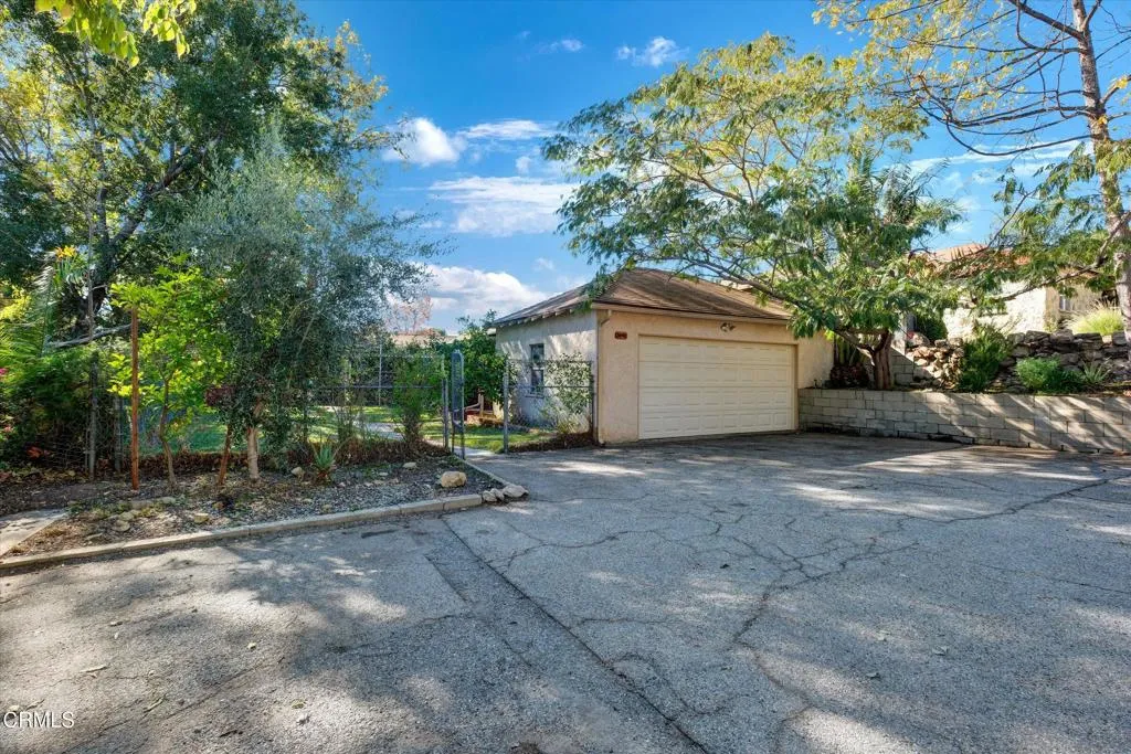 3942 Los Olivos Lane, Glendale, California 91214 home-pic-2