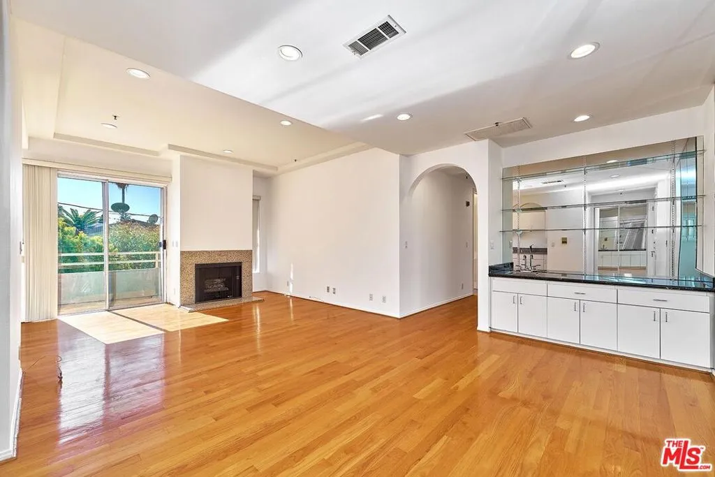 5050 Maplewood Avenue 206, Los Angeles, California 90004 home-pic-4