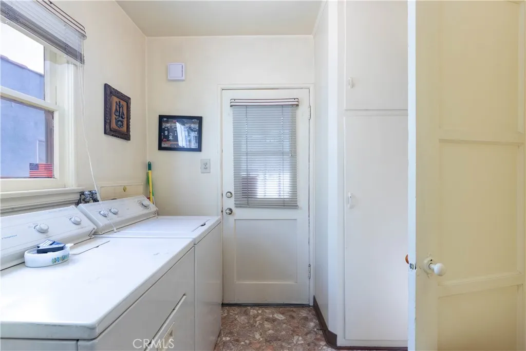 2040 W 82nd Street, Los Angeles, California 90047 home-pic-18