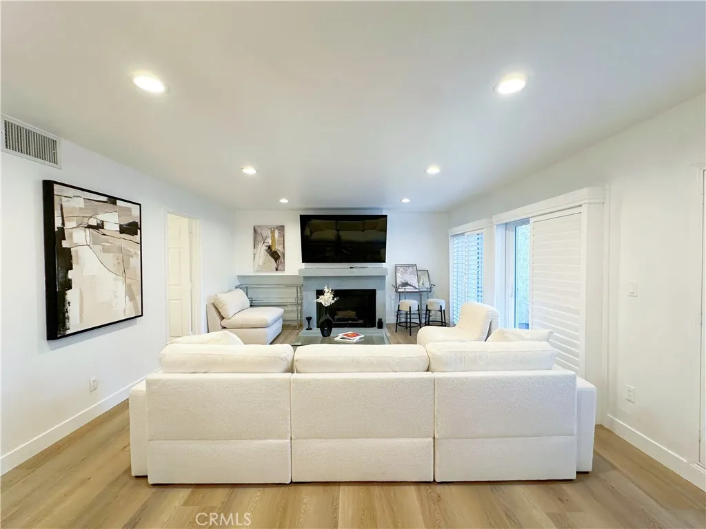 5255 Coldwater Canyon Avenue D, Sherman Oaks, California 91401 home-pic-0