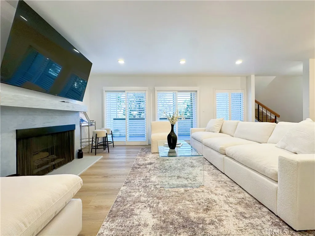 5255 Coldwater Canyon Avenue D, Sherman Oaks, California 91401 home-pic-1
