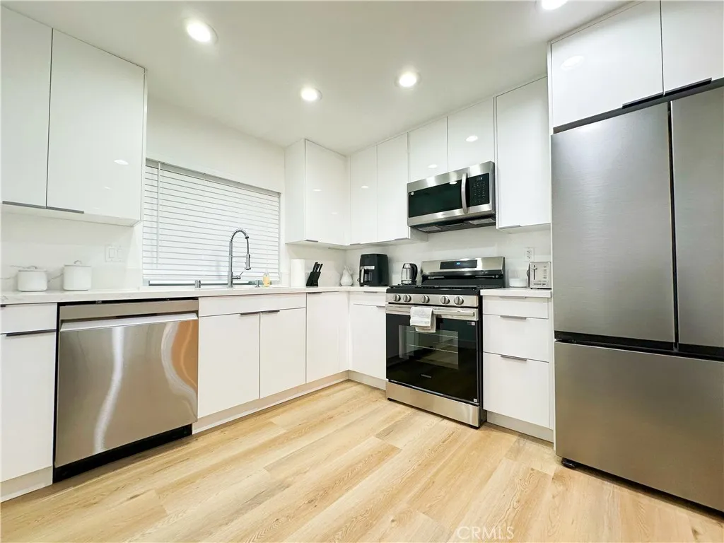 5255 Coldwater Canyon Avenue D, Sherman Oaks, California 91401 home-pic-3
