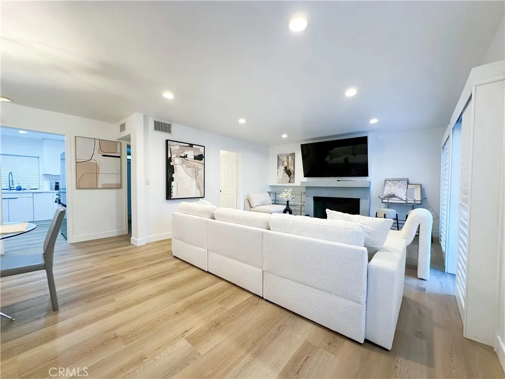 5255 Coldwater Canyon Avenue D, Sherman Oaks, California 91401 home-pic-2