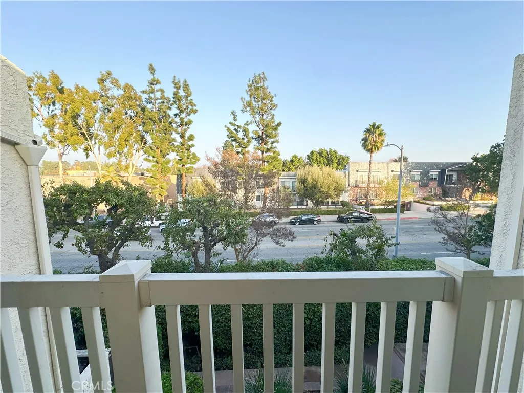 5255 Coldwater Canyon Avenue D, Sherman Oaks, California 91401 home-pic-18
