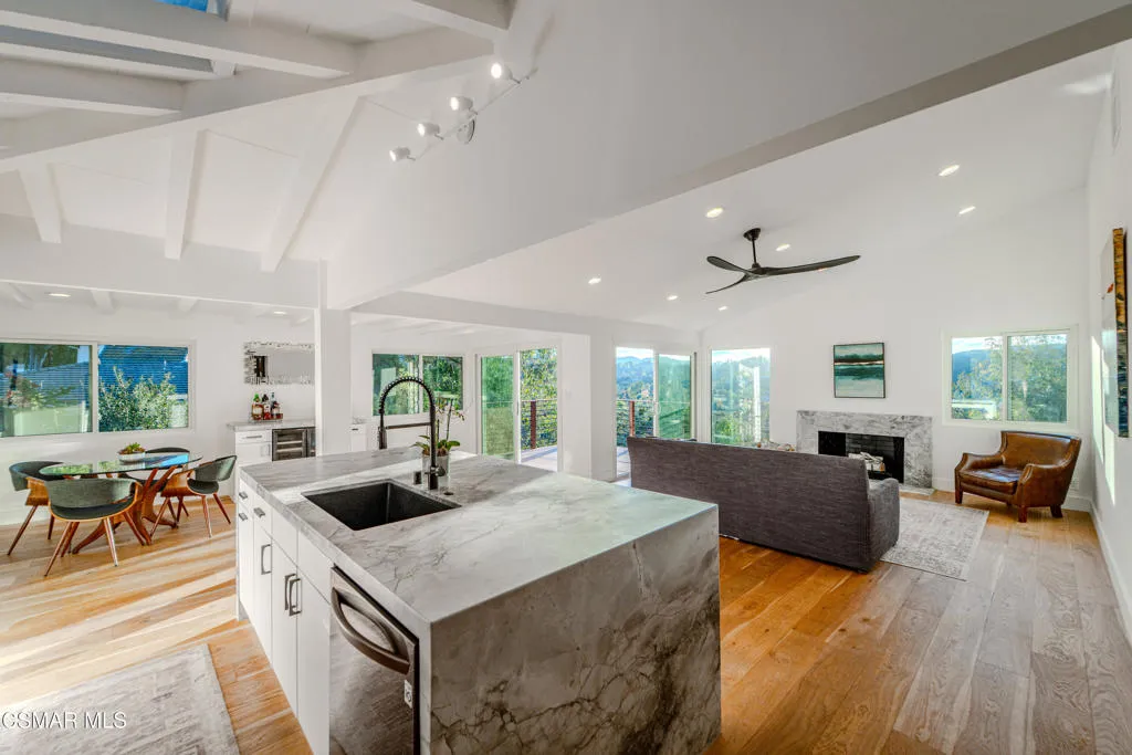 5101 Calatrana Drive, Woodland Hills, California 91364 home-pic-4