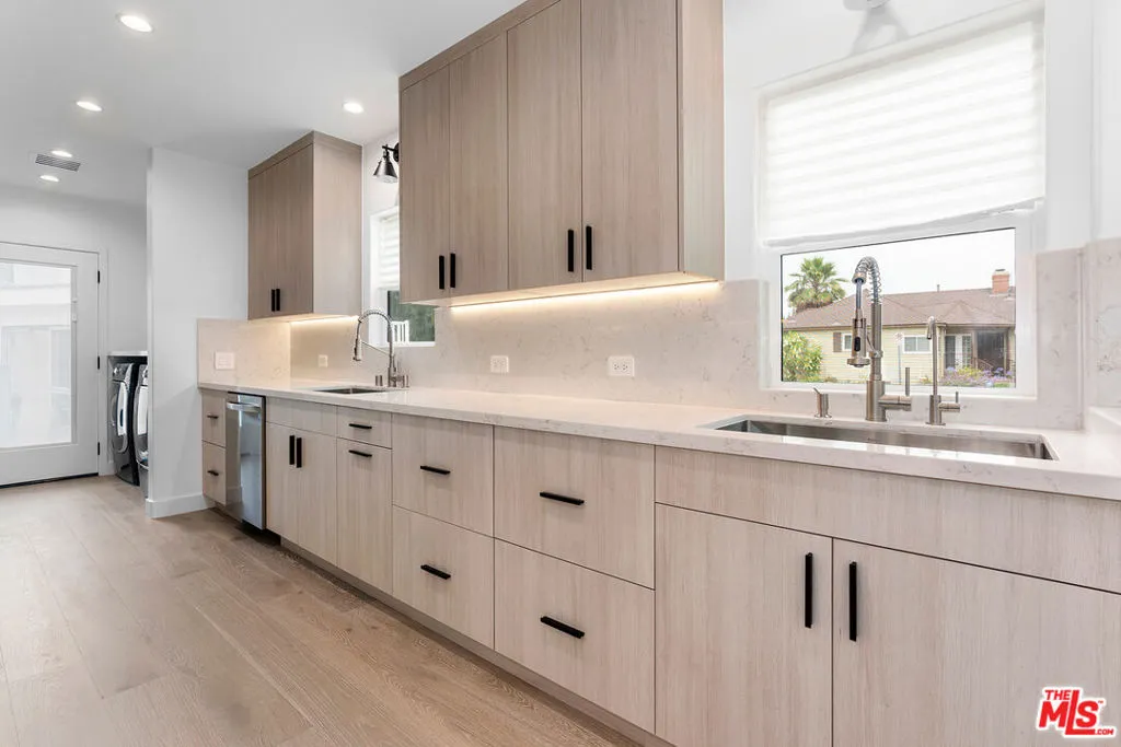 1901 S Point View Street, Los Angeles, California 90034 home-pic-8