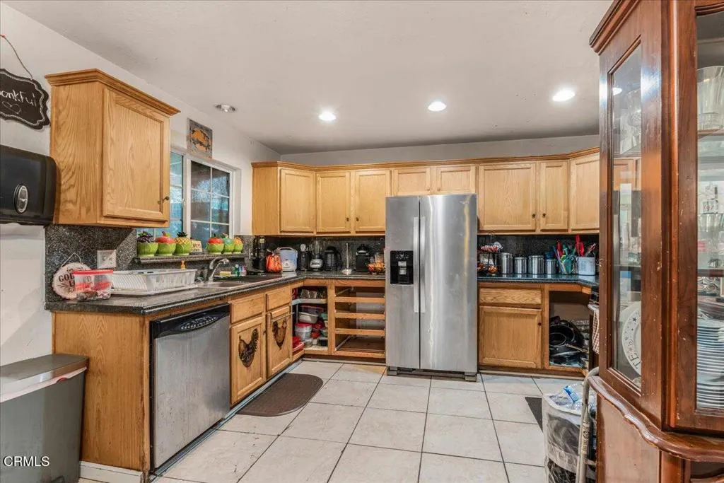 1211 W Robert Avenue, Oxnard, California 93030 home-pic-2