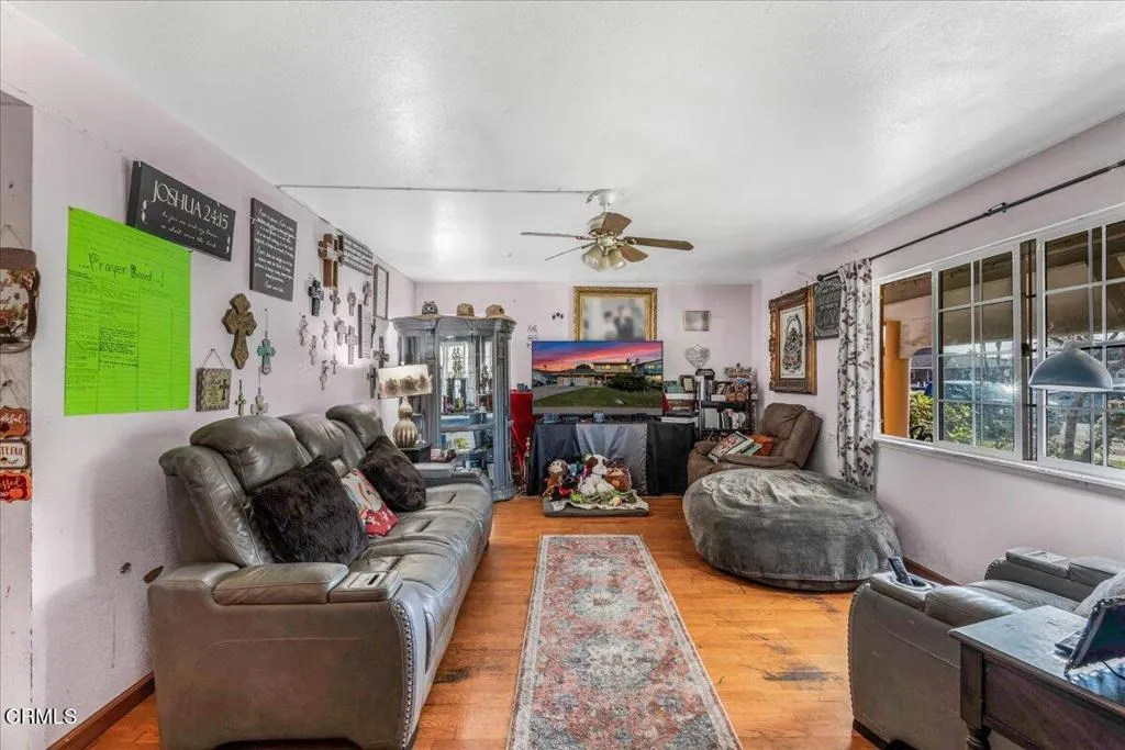 1211 W Robert Avenue, Oxnard, California 93030 home-pic-1