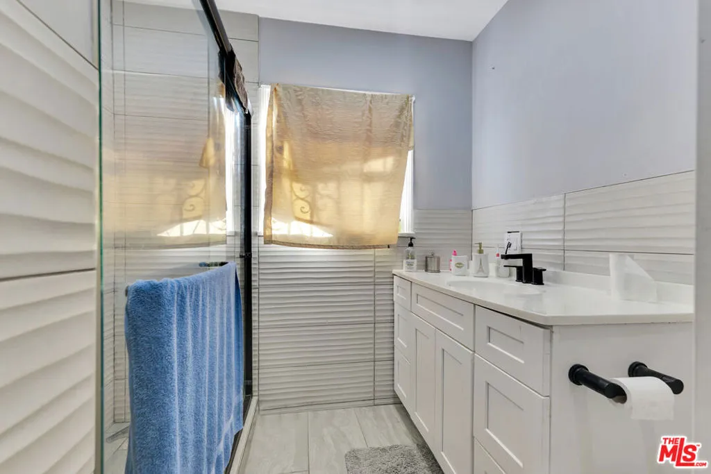 11924 Daleside Avenue, Hawthorne, California 90250 home-pic-13