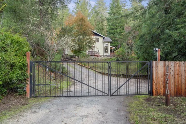 Gate