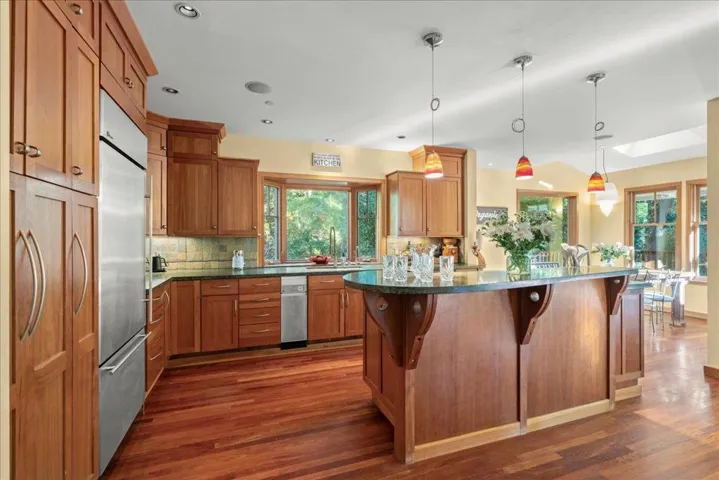 Breakfast bar/Kitchen
