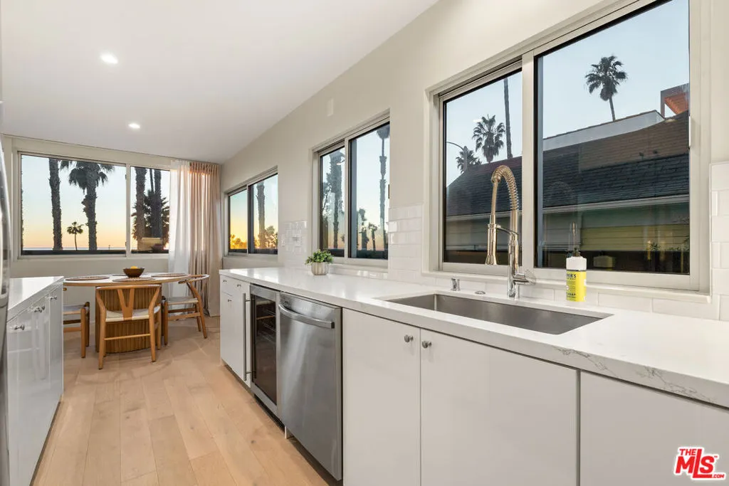 2221 Ocean Avenue 101, Santa Monica, California 90405 home-pic-11