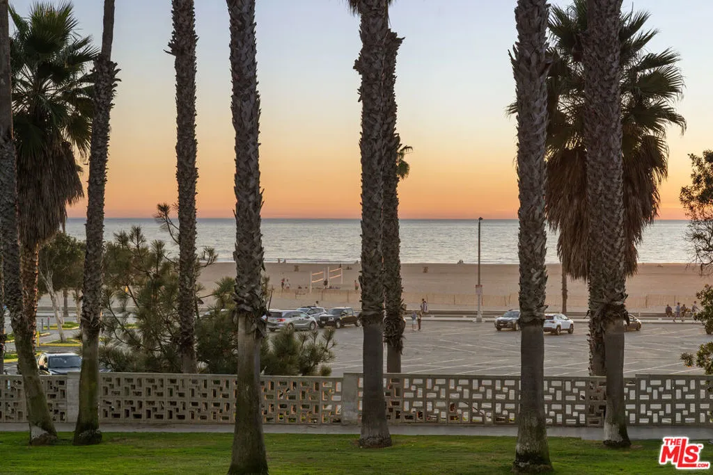 2221 Ocean Avenue 101, Santa Monica, California 90405 home-pic-24