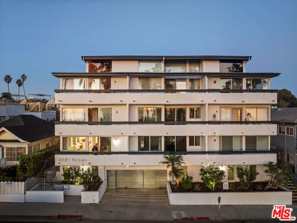 2221 Ocean Avenue 101, Santa Monica, California 90405 home-pic-1