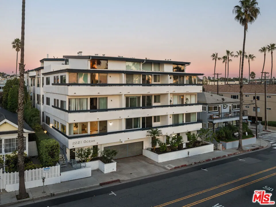 2221 Ocean Avenue 101, Santa Monica, California 90405 home-pic-3